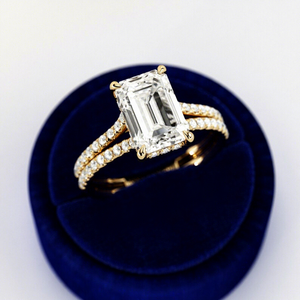 Anillo de Compromiso con Diseño Moderno, Corte Esmeralda, Diamante Cultivado en Laboratorio de 3 Quilates, con Halo Oculto en Pavé, en Oro de 14k/18k - Product Image 1