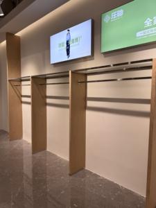 رف عرض ملابس معدني مثبت على الحائط بلون خشبي لمتجر الملابس، أثاث مخصص للمتاجر الراقية - Product Image 2