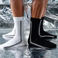 Socken ถุงเท้ากีฬาสำหรับผู้ชายผู้หญิง,ถุงเท้าผ้าฝ้ายสีดำสีขาวลายโลโก้ที่กำหนดเอง