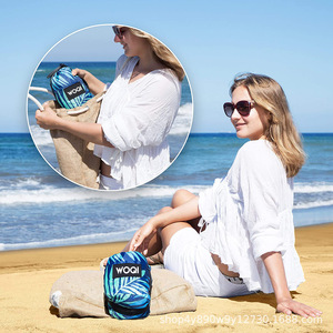 Manta de Playa para Exteriores Woqi 107x77, Impermeable, Resistente a la Arena, Rectangular, con Bolsillo Oculto con Cremallera - Product Image 2