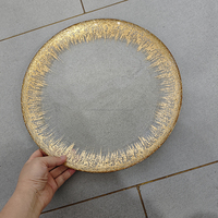 Vente en gros Décoration de table de mariage ronde de 13 pouces Plats de dîner à bordure dorée Assiettes de présentation en verre fleuri