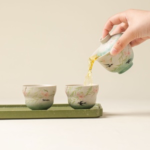 Service à thé Kung Fu en céramique sous glaçure, motif fleur de pêcher peint à la main, comprenant une tasse à thé, une théière et un bol avec couvercle, pour usage domestique - Product Image 4
