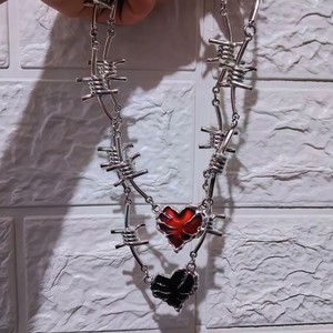 สร้อยคอรูปหัวใจลวดหนามสไตล์โกธิค จี้สีแดงและสีดำ แฟชั่นสำหรับทุกเพศ สายคล้องไหปลาร้า สไตล์สวมใส่ทุกวัน - Product Image 1