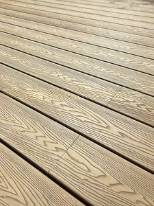 Tarima Compuesta Resistente para Exteriores, Suelo Compuesto Hueco WPC Coextruido con Superficie de Goma para Uso en Exteriores - Product Image 1