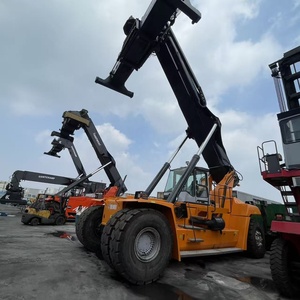 Apilador de contenedores usado Kalmar DRT450 de 45 toneladas del año 2021 con motor Cummins y transmisión Dana 36000 en buen estado. - Product Image 2