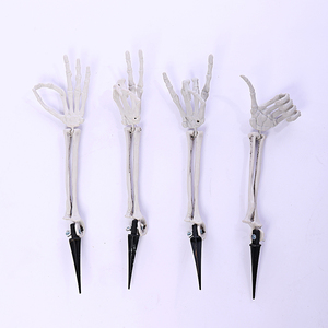 Juego de 4 estacas de mano de esqueleto para Halloween, decoración para jardín/exterior, brazos de esqueleto con gestos de <span class=keywords><strong>roca</strong></span>, accesorios espeluznantes para fiestas de Halloween - Product Image 2