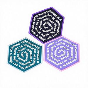 Écussons hexagonaux personnalisés pour uniformes scolaires, brodés par ordinateur, en sergé de polyester, vente en gros - Product Image 2