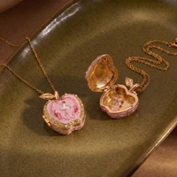 Collier pendentif médaillon photo vintage en émail motif pomme, plaqué or sur cuivre, ouvrable, avec motifs ballerine et carrousel, cadeau