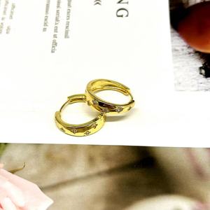 Pendientes de Aro Golden Star con Diamantes Engastados en Garra, Diseño Geométrico Minimalista para Uso Diario - Product Image 3