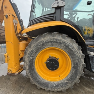 Chargeuse-pelleteuse JCB 3CX d'occasion, jaune, 4x4, avec chargeur frontal et bras de terrassement arrière - Product Image 6