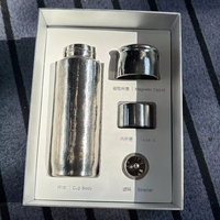 Bouteille d'eau isolée magnétique en titane pur TIOK 410 ml, conception en titane pur à double paroi avec un filtre à thé portable.