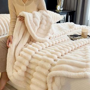 Nouvelle couverture de canapé en peluche de lapin artificiel, chaude pour l'automne, double couche, en polyester et coton, faite à la main, douce, en polaire corail, pour lit - Product Image 4