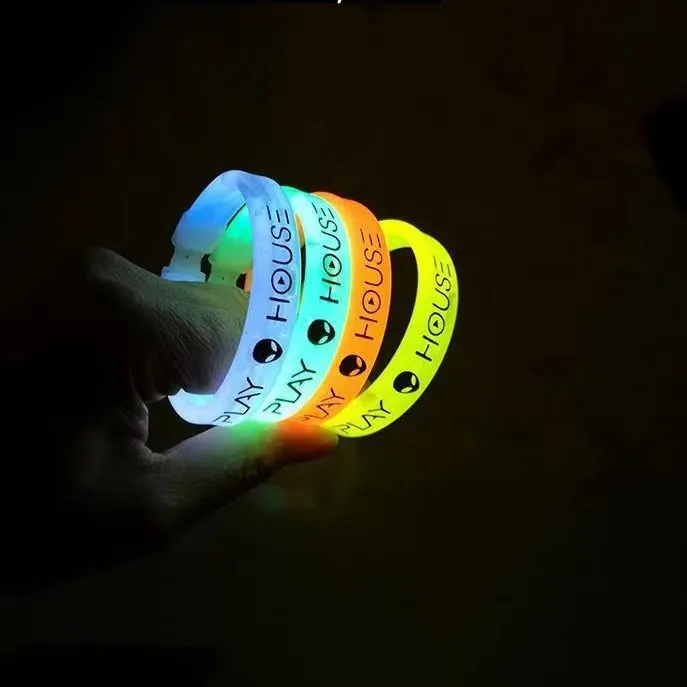 Pulseira de borracha ecológica para eventos que brilha no escuro pulseira de silicone liso logotipo personalizado para o esporte