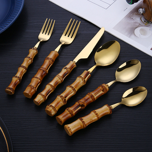<span class=keywords><strong>Set</strong></span> di <span class=keywords><strong>posate</strong></span> vintage in acciaio inossidabile con manico in vero bambù naturale, finitura a specchio dorata, stile unico. - Product Image 5