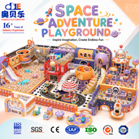 Structure de jeu intérieure moderne et personnalisée, éco-responsable, avec jeux interactifs sur le thème personnalisé, piscine à balles, tunnel d'escalade et piste de course