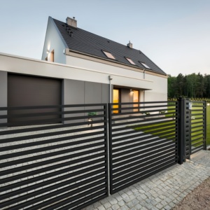 Puertas Corredizas de Seguridad de Aluminio de 6 Pies para Entrada de Vehículos con Motor Eléctrico y Automatización, Diseño Moderno con Recubrimiento en Polvo - Product Image 1