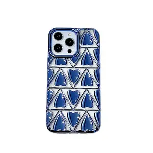 Nuevo Triangle Love Simple Contraste Hollow Pattern Adecuado para iPhone 15 Estuche de protección contra caídas de calle personalizado