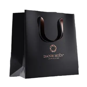 Оптовая продажа, Роскошный Матовый черный пакет из переработанной бумаги для одежды, упаковка на заказ с логотипом лакированной поверхности, подарок для покупок