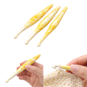 Ganchos de ganchillo de resina hechos a mano, vibrantes, duraderos, únicos y perfectos para cualquier proyecto. - Product Image 1