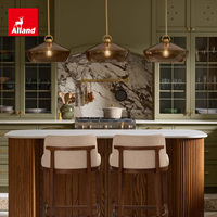Armoire de cuisine Alland en bois massif de style transitionnel, finition peinte vert sauge, porte Shaker, avec îlot cannelé