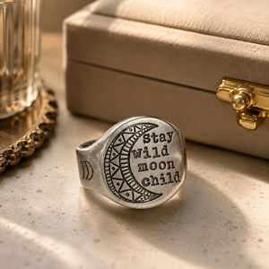 Anello con Motivo Lunare Inciso su Piastra Rotonda, Design Vintage per Donne - Product Image 6