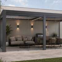 Pergola bioclimatique en aluminium avec stores coulissants électriques, réglables pour la protection contre le soleil et la pluie