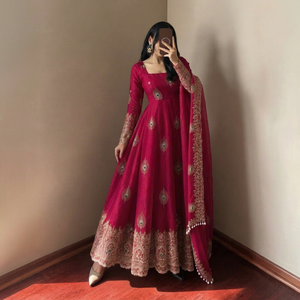 Robe Pishwas de créateur tendance et exclusive, avec bordure en dentelle, broderie fantaisie en dentelle, soie jacquard, design Anarkali Mor Pich spécial - Product Image 1