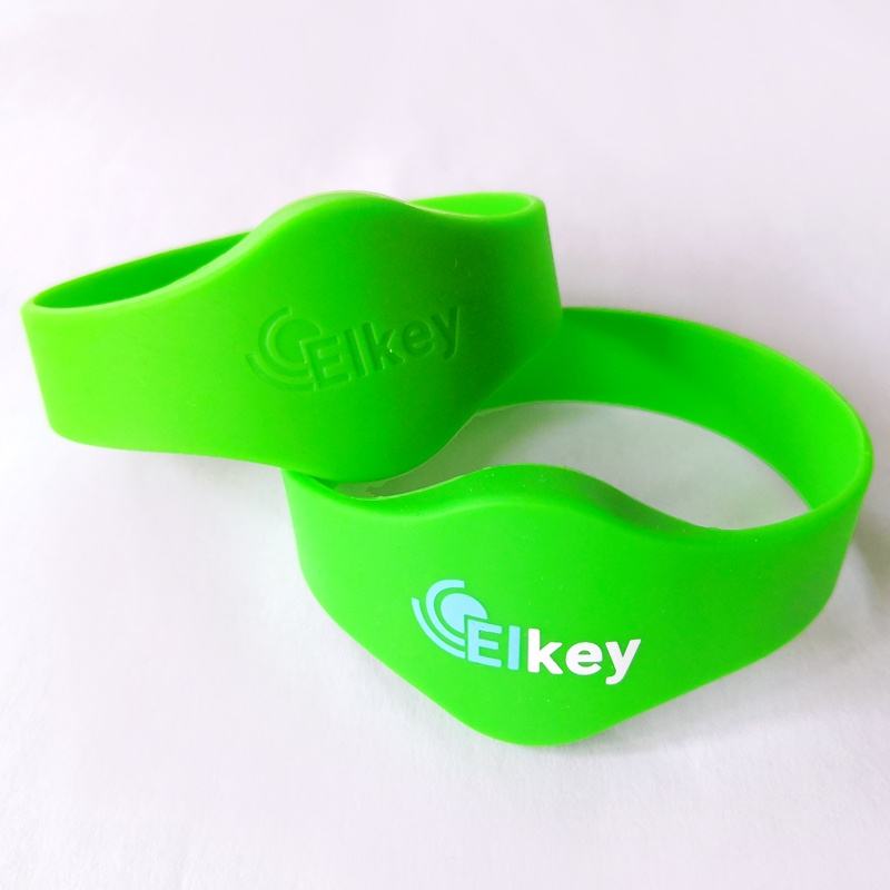 สีเขียว