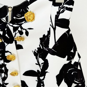 Conjunto de 2 Piezas de <span class=keywords><strong>Falda</strong></span> Mini <span class=keywords><strong>con</strong></span> Estampado Floral y Blusa <span class=keywords><strong>Blanca</strong></span> <span class=keywords><strong>con</strong></span> Botones de Flores Exquisitos, Diseño Europeo para Mujer - Product Image 4