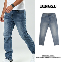 Jean slim droit pour homme, denim délavé bleu moyen, cinq poches, poche à monnaie, rivets, fermeture éclair, streetwear, délavage