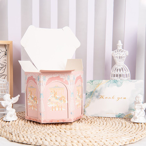 Boîte cadeau en papier mignonne en forme de carrousel avec poignée, boîte à friandises rose « Sweet Love » avec fenêtre pour cadeaux de fête, baby shower - Product Image 2
