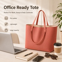 Sac fourre-tout tricoté avec logo personnalisé et texture tricotée visible, idéal pour les articles de boutique et pour le transport à l'épaule ou à la main lors des courses.