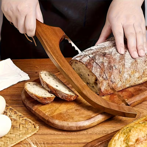 Cuchillo <span class=keywords><strong>de</strong></span> pan <span class=keywords><strong>de</strong></span> madera elegante <span class=keywords><strong>de</strong></span> grado alimenticio con correa <span class=keywords><strong>de</strong></span> cuero, utensilio <span class=keywords><strong>de</strong></span> cocina personalizado, regalo para entusiastas <span class=keywords><strong>de</strong></span> la elaboración <span class=keywords><strong>de</strong></span> pan <span class=keywords><strong>de</strong></span> masa madre - Product Image 1
