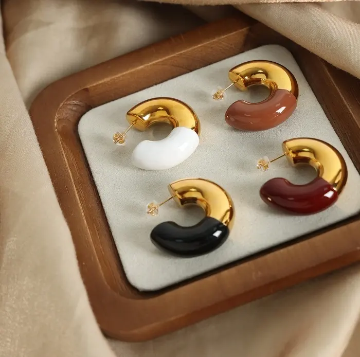Boucles d'oreilles modernes en émail épais, bijoux imperméables en or 18 carats pour femmes, boucles d'oreilles élégantes en forme de C.