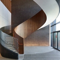 Escalier courbé moderne en bois, escalier en arc avec marches en verre