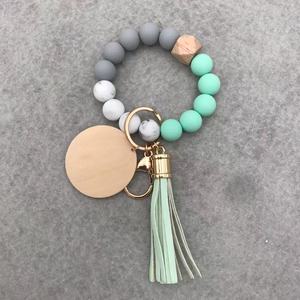 Meilleure vente 2022 : Bracelet <span class=keywords><strong>porte</strong></span>-clés en perles de silicone de qualité alimentaire, couleurs assorties, <span class=keywords><strong>avec</strong></span> <span class=keywords><strong>pompon</strong></span> et disque - Product Image 6