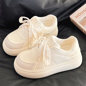 Zapatillas blancas de suela gruesa, ligeras, transpirables y versátiles de nuevo estilo para mujer. Calzado deportivo informal de suela blanda que aumenta la altura, color blanco - Product Image 2