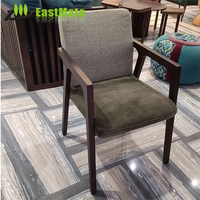 Chaise d'hôtel sur mesure en bois massif durable, couleur et taille personnalisées, avec pieds sabre et rembourrage en éponge, mobilier commercial