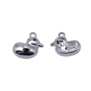 Colgante de <span class=keywords><strong>patito</strong></span> hinchado de 15x14x6mm con <span class=keywords><strong>un</strong></span> solo lazo, de aleación en tono plateado, para pulsera de regalo de baby shower - Product Image 4