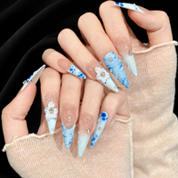 Vente en gros de faux ongles personnalisés de qualité supérieure, en acrylique, faits à la main, avec fleurs 3D, strass bleus, longs, de forme stiletto, à coller