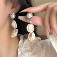 Ensemble collier et boucles d'oreilles en acier inoxydable plaqué or 18 carats avec coquillages coniques hébraïques naturels de Hawaï et perles Conus Ebraeus pour mariage et fête