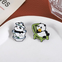 Broche en émail style chinois Panda, Épingle de revers Panda avec chaise en bambou et tasse à thé, Cadeau souvenir de voyage créatif
