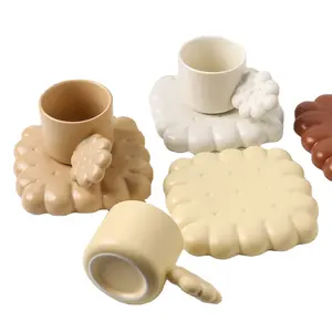 Premium benzersiz ve modaya uygun tasarımlar bisküvi şekilli seramik kahve kupa porselen süt çay fincanları ve kurabiye şekilli fincan tabağı seti