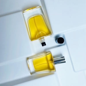 Nuevas Botellas de Perfume Cuadradas Personalizadas de Vidrio de 30ml/50ml/100ml con Pulverizador de Lujo y Tapa Recargable - Product Image 2