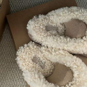 รองเท้าบูทหิมะสำหรับผู้หญิงแบรนด์แฟชั่นดีไซเนอร์สุดหรู น้ำหนักเบา กันลื่น บุนุ่ม พื้นหนา ขนเฟอร์แท้ หนังแท้ - Product Image 4