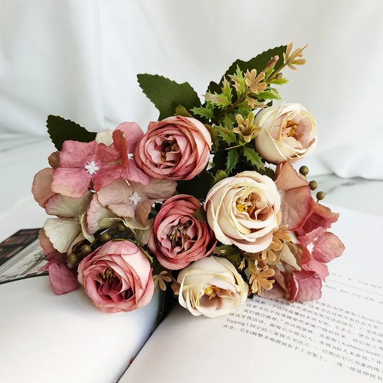 Buitengewone Bloemen Geleverd Decoratieve Middelpunt Bloem Bruidsboeket Groothandel Kunstmatige Rose Bloem Boeket