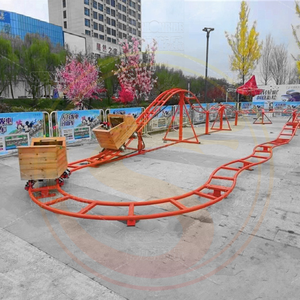 楽しい公園の遊園地の子供たちが裏庭のジェットコースターに乗る - Product Image 5