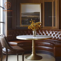 Ensemble de meubles de café-restaurant modernes, écologiques et durables, canapé en cuir courbé de couleur personnalisée, tables à manger en bois massif