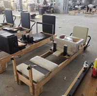Le gymnase familial Fitness utilise des bancs de Pilates en chêne avec poignées pliables et un baril de rééducation Pilates.