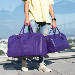 Logotipo personalizado púrpura de lujo de cuero de cocodrilo Hombres Mujeres Duffel Weekender bolsa de viaje y conjunto de mochila - Product Image 1